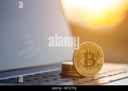 Makro bitcoin. Goldene Münze mit bitcoin Symbol auf Laptop Stockfoto