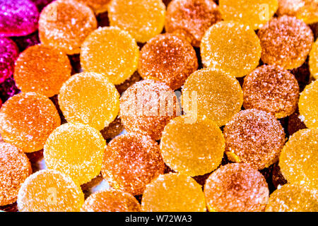 Reihen von zuckerbeschichteten Gelee-Süßigkeiten (Bens Bakery, Victoria Park Market, London, Großbritannien) Stockfoto