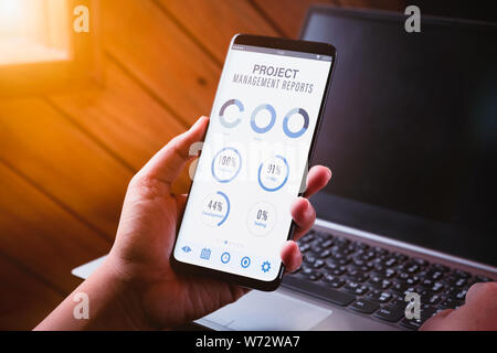 Projekt Management Dashboard Reports analytics Konzept. Nahaufnahme des Young Business woman holding smart phone mit Projekt Management Dashboard re Stockfoto
