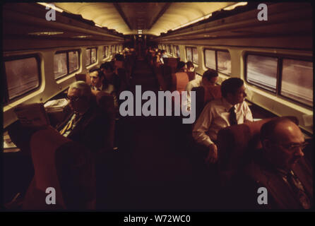 Passagiere AUF EINEM DER AMTRAK METROLINER Züge, die zwischen Washington, D.C., UND NEW YORK CITY dieser Strecke, die 16 Hin- und Rückfluegen pro TAG AUF DEM ZEITPLAN MACHT VIER BIS FÜNF STATIONEN AUF DEM WEG UND EINE DER BESTEN DER AMTRAK SYSTEM BETRACHTET WIRD. Der FAHRGAST SERVICE BESITZT DIE ZÜGE ES VERWENDET, sondern mietet die Titel SIE LAUFEN AUF AUS VERSCHIEDENEN EISENBAHNEN AMTRAK BESESSEN rund 2.000 AUTOS IN 1974 und hatte 110 neue Lokomotiven erworben Stockfoto