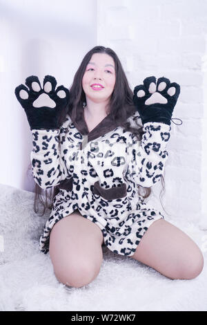 Asiatische Mädchen trägt Katze Pfote Handschuhe für Cosplay auf weißem Hintergrund Stockfoto