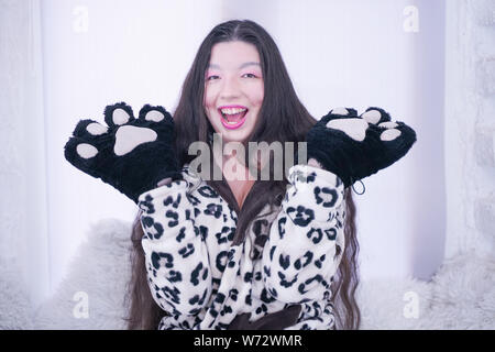 Asiatische Mädchen trägt Katze Pfote Handschuhe für Cosplay auf weißem Hintergrund Stockfoto