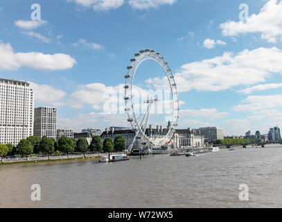 London/UK, 15. Juli 2019 - London Eye, von einer Brücke gesehen der Überquerung der Themse Stockfoto