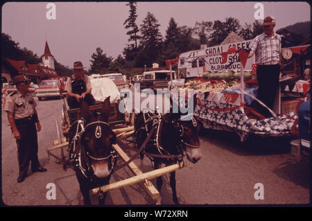 Polizist von Helen, Georgien, Chats mit 4. JULI PARADE TEILNEHMER WIE SIE PASS in der Main Street. HELEN WAR EIN TYPISCHES, kleines Bergdorf VON WENIGER ALS 300 Menschen bis Anfang 1969, als die Stadt Beamte, Geschäftsleute und Bewohner unterstützt RENOVIERUNG DES GESCHÄFTSVIERTELS MIT EINEM BAYERISCHEN ALPINE THEMA DAS PROJEKT WAR EIN ERFOLG UND ZOG NEUE UNTERNEHMEN UND EINE SCHWANKUNG von Touristen. Eine PLANUNG BERICHT WARNT DIE NOTWENDIGKEIT EINER BALANCE ZWISCHEN WACHSTUM UND ÖFFENTLICHEN INTERESSE Stockfoto