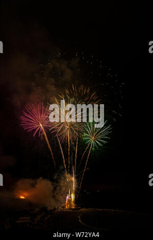 4. August 2019. Feuerwerk in der Mitte der Nacht die lokale Fiesta von Senora del Carmen und San Juan Bautista, Playa San Juan, Teneriffa, Kanarische Inseln, Spanien zu feiern. Stockfoto