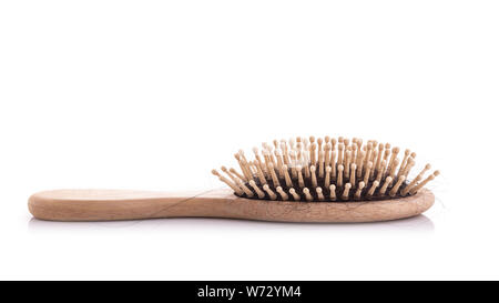 Holz- Kamm mit schwarzem Haar Verlust problem Studio geschossen und auf weißem Hintergrund Stockfoto