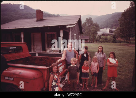 Foto des Jerry Rainey Familie; Umfang und Inhalt: Original Bildunterschrift: Die Jerry Rainey Familie vor Ihrer vier Zimmer unternehmen Haus und Miete von der Brookside meine Firma (Hintergrund). Sie hatten bestellt wurde es in der Verletzung einer Kentucky State Gesetz, das keine Vertreibung während eines Streiks zu verlassen. Die Mine wird von der Duke Power Company von Harlan County in der Nähe von Bedford im Südosten der Staat gehört. Rainey war im Mining Camp, geboren in Detroit, Michigan, arbeitete, für eine Weile, aber kam zurück zu Harlan County. Stockfoto