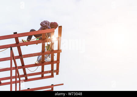 Bauarbeiter schweißen Stahl für Dachkonstruktion in Gebäude Stockfoto