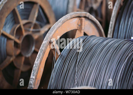 Walzdraht, Armaturen in Lagerhäusern. industriellen storehouse Hüttenwerk Stockfoto