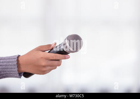 Hand der Reporter Holding neue schwarz Mikrofon mit Kopie Platz für Text oder Design Stockfoto