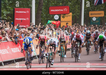 London, Großbritannien. 4. August 2019. Elia Viviani von Deceuninck-Quick - Schritt gewinnt die aufsichtsrechtlichen RideLondon Classic, Großbritanniens nur Männer UCI Welttournee Rennen und die Reichsten 1-Tage Rennen in der Welt mit einem Preisgeld von 100.000 Euro im Angebot. In diesem Jahr Rennen verfügt über eine neu gestaltete Strecke vom Start in Bushy Park im Südwesten von London durch Surrey, einschließlich fünf - runde Stromkreis der Box Hill, mit einem Ende auf der Mall. Credit: Mark Kerrison/Alamy leben Nachrichten Stockfoto