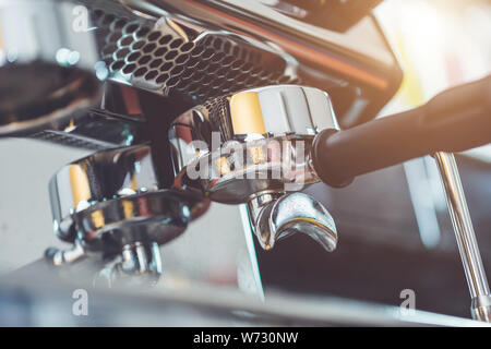Hand des Barista Holding/Stampfer und Kaffee Zubereitung Service im Cafe Konzept Stockfoto