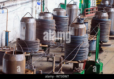 Walzdraht, Armaturen in Lagerhäusern. industriellen storehouse Hüttenwerk. Stockfoto