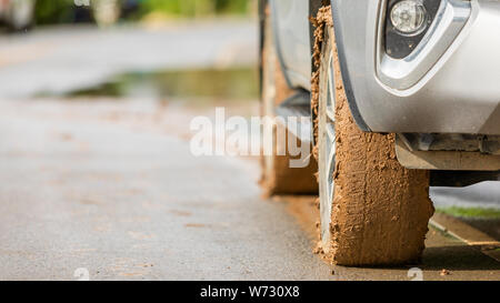 Rad der SUV-Auto mit schmutzigen aus Schlamm und Lehm. Parkplätze auf der Strasse für die sichere Antriebskonzept Stockfoto