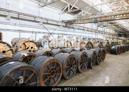 Walzdraht, Armaturen in Lagerhäusern. industriellen storehouse Hüttenwerk. Stockfoto