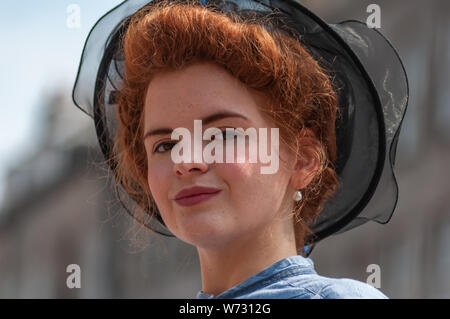 Edinburgh, Schottland, Großbritannien. 4. August 2019. Ein Interpret auf der Royal Mile Förderung der spielen Wolken von Laura Krähe am Platz auf der Meile Veranstaltungsort während des Edinburgh Fringe Festival. Credit: Skully/Alamy leben Nachrichten Stockfoto