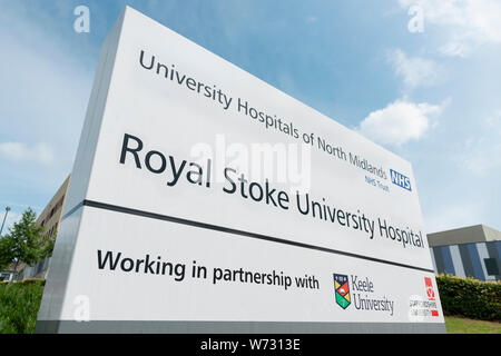 Beschilderungen für die Royal Stoke Universitätsklinikum auf Newcastle Road in Stoke-on-Trent. Stockfoto