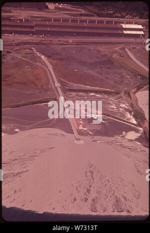 Der BERGBAUUNTERNEHMEN TACONITE WERK IN SILVER BAY. SOUTH FÖRDERBAND RUTSCHE EINLEITUNGEN TACONITE ÜBERKEHR IN LAKE SUPERIOR Stockfoto