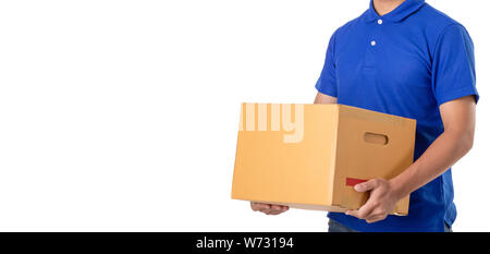 Asiatische Delivery Man tragen braune Paket oder Kartons auf weißem Hintergrund. Express und Lieferung Konzept Stockfoto