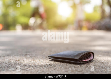 Asiatischer Mann schwarz Brieftasche auf die Straße verlieren in touristische Attraktion. Wallet Konzept zu verlieren. Stockfoto
