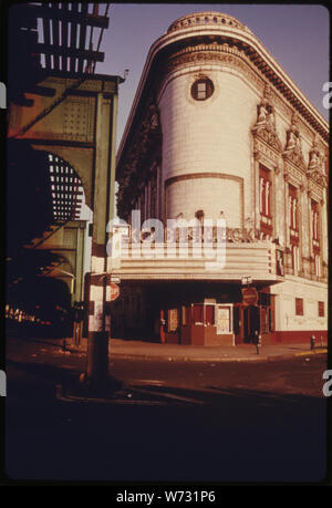 RKO BUSHWICK THEATER IN Brooklyn, NEW YORK CITY. BROOKLYN IST EINE DER BEST ERHALTENEN BEISPIELE EINES 19 TH CENTURY CITY. Einige der besten amerikanischen Architektur überlebt in ihrer schlimmsten Viertel, NUR WEIL ES NOCH NICHT abgerissen. Dieses Projekt zeigt die Innere Stadt UMWELT VON GEBÄUDEN UND PERSONEN. Vor allem DIE UMWELT IST DER MENSCH, SO SCHÖN UND BEDROHT, DA DIE GEBÄUDE IN IHRER UMGEBUNG Stockfoto