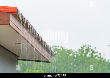 Regen, nach unten fließt aus dem Dach Haus in der Regenzeit Stockfoto