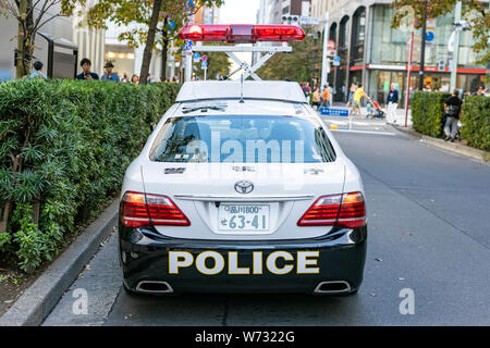 Tokio, Japan - OKTOBER 6, 2018. Japanische Polizei Streifenwagen Tut Beamter für die öffentliche Sicherheit. Stockfoto