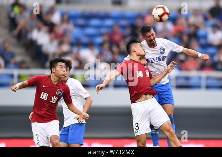 Deutsche Fußballspieler Sandro Wagner von Tianjin TEDA F.C., rechts, springt für eine Kopfzeile während der 21. Runde der Chinese Football Association Super League (CSL) gegen Henan Jianye in Tianjin, China, 3. August 2019. Tianjin TEDA besiegt Henan Jianye mit einem 2:0 in der 21. Runde von CSL in Jinan, Provinz Shandong, China, 3. August 2019. Stockfoto