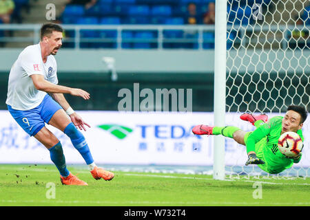 Deutsche Fußballspieler Sandro Wagner von Tianjin TEDA F.C. schießt und Ziele während der 21. Runde der Chinese Football Association Super League (CSL) gegen Henan Jianye in Tianjin, China, 3. August 2019. Tianjin TEDA besiegt Henan Jianye mit einem 2:0 in der 21. Runde von CSL in Jinan, Provinz Shandong, China, 3. August 2019. Stockfoto