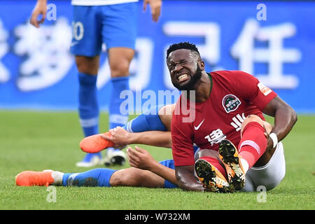 Kamerunischer Fußballspieler Franck Ohandza Henan Jianye F.C., rechts, sitzt auf dem Boden während der 21. Runde der Chinese Football Association Super League (CSL) gegen Tianjin TEDA in Tianjin, China, 3. August 2019. Tianjin TEDA besiegt Henan Jianye mit einem 2:0 in der 21. Runde von CSL in Jinan, Provinz Shandong, China, 3. August 2019. Stockfoto