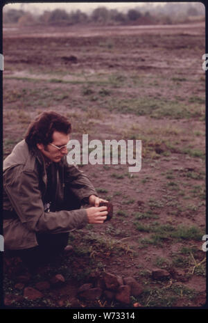 Wissenschaftler aus dem Cleveland Museum of Natural History untersucht Feuer zerbrochene Fels sind rötlich AUSSEHEN AM KURTZ ORT, eine prähistorische Erdarbeiten indischen Standort östlich von RIVERVIEW STRASSE IN BOSTON Gemeinde südlich von Cleveland, Ohio. Die Lage ist besucht von vielen HOBBYARCHÄOLOGEN, die ähnliche Steine auszugraben. Das Gebiet ist Teil des neu geschaffenen Cuyahoga Valley National Recreation Area IN A 20-MILE LANDSTRICH zwischen Cleveland und Akron entfernt. Es ist reich an indische Geschichte Stockfoto