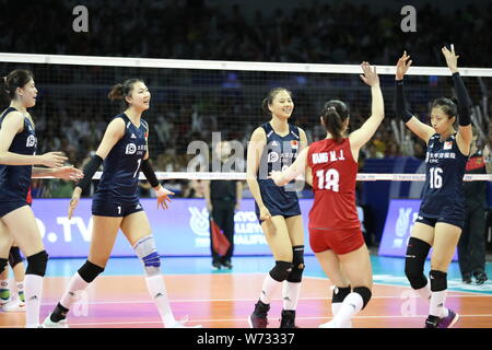 Nationale Chinas Volleyballerinnen feiern, nachdem zählen während der 2019 der FIVB Volleyball Intercontinental olympischen Qualifikation Turnier gegen Deutschland in Ningbo City, der ostchinesischen Provinz Zhejiang, den 3. August 2019. China gewann das Match gegen Deutschland mit 3-1 in der 2019 Die FIVB Frauen Volleyball Intercontinental olympischen Qualifikation Turnier in Ningbo City, der ostchinesischen Provinz Zhejiang, den 3. August 2019. Stockfoto