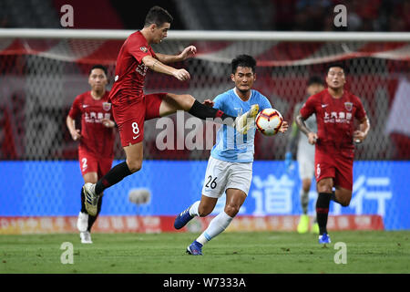 Brasilianische Fußballspieler Oscar dos Santos Emboaba Junior, besser bekannt als einfach Oscar, von Shanghai SIPG F.C., das springen ein, stoppt den Ball in der 21. Runde der Chinese Football Association Super League (CSL) gegen Tianjin Tianhai in Shanghai, China, 3. August 2019. SIPG Shanghai und Tianjin Tianhai met in die 21. Runde der Chinese Football Association Super League (CSL) in Shanghai, China, 3. August 2019. Das Match endete mit einem Unentschieden 0-0. Stockfoto