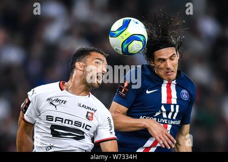 Jeremy Morel, Links, Stade Rennais Herausforderungen Edinson Cavani von Paris Saint-Germain während der Trophee des Champions (Champion's Trophy) Match in Shenzhen, der südchinesischen Provinz Guangdong, 3. August 2019. Stockfoto