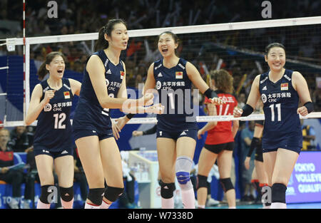 Nationale Chinas Volleyballerinnen feiern, nachdem zählen während der 2019 der FIVB Volleyball Intercontinental olympischen Qualifikation Turnier gegen Deutschland in Ningbo City, der ostchinesischen Provinz Zhejiang, den 3. August 2019. China gewann das Match gegen Deutschland mit 3-1 in der 2019 Die FIVB Frauen Volleyball Intercontinental olympischen Qualifikation Turnier in Ningbo City, der ostchinesischen Provinz Zhejiang, den 3. August 2019. Stockfoto