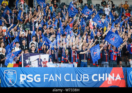 Fans von PSG Fan Club China nach Paris Saint-Germain besiegt Stade Rennais Die Trophee des Champions (Champion's Trophy) Match in Shenzhen, der südchinesischen Provinz Guangdong, 3. August 2019 zu gewinnen. Stockfoto