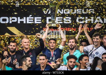 Marquinhos, in der Mitte von Paris Saint-Germain hält die Champion Trophy und feiert mit Mannschaftskameraden, nachdem sie besiegt Stade Rennais Die Trophee des Champions (Champion's Trophy) Match in Shenzhen, der südchinesischen Provinz Guangdong, 3. August 2019 zu gewinnen. Stockfoto