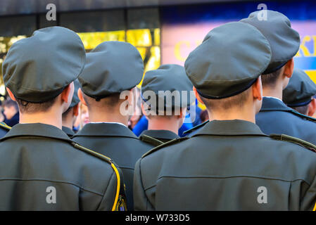 Soldaten der ukrainischen Armee in barette während der Parade. Die Armee in der Ukraine, in den Streitkräften der Ukraine, ukrainische Krieg, Konflikt Stockfoto