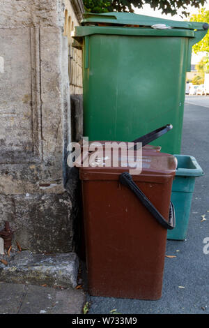 Braun Lebensmittelabfälle und grün gemischt Recycling bins stehen am Straßenrand warten bin Sammlung Tag Stockfoto