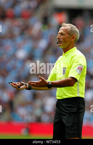 London, Großbritannien. 04 Aug, 2019. Schiedsrichter Martin Atkinson während der 2019 FA Community Shield Match zwischen Liverpool und Manchester City im Wembley Stadion, London, England am 4. August 2019. Foto von Carlton Myrie. Nur die redaktionelle Nutzung, eine Lizenz für die gewerbliche Nutzung erforderlich. Keine Verwendung in Wetten, Spiele oder einer einzelnen Verein/Liga/player Publikationen. Credit: UK Sport Pics Ltd/Alamy leben Nachrichten Stockfoto