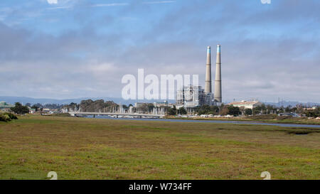 Moss Landing Kraftwerk und Salinas River Stockfoto
