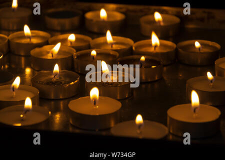 Viele Weihnachten Kerzen brennen in der Nacht Stockfoto