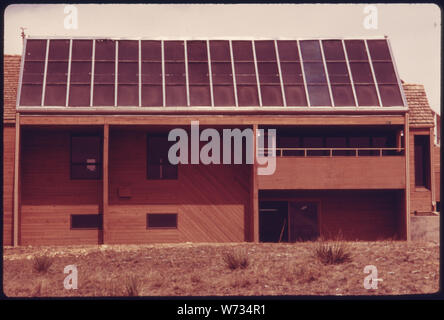 SOLAR HEIZUNG UND KÜHLUNG DEMONSTRATION PROJEKT WIRD GEFÖRDERT DURCH DIE National Science Foundation. Dieses HAUS IST EINES VON DREI ABGESCHLOSSENEN DER UNIVERSITÄT MIT EINEM FLÜSSIGEN SOLARANLAGE FÜR HEIZUNG UND KLIMAANLAGE. Das System hat Nachteile Korrosion ist EIN PROBLEM, EIN FROSTSCHUTZMITTEL MUSS HINZUGEFÜGT AM kalten Nächten und schweren VERSTÄRKUNG IST ERFORDERLICH FÜR DAS DACH WEGEN DER KOLLEKTOREN AUF DEM DACH Stockfoto