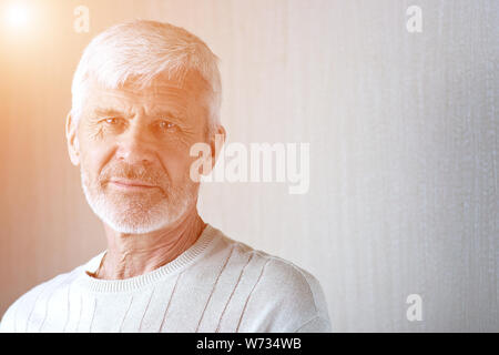 Porträt einer grauhaariger Mann in leichter Kleidung und Gläser Stockfoto