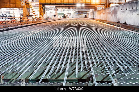 Metallurgischen Industrie. Walzwerk das Ventil nach dem Walzen gekühlt wird. Stockfoto