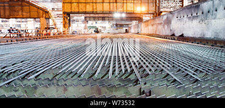 Metallurgischen Industrie. Walzwerk das Ventil nach dem Walzen gekühlt wird. Stockfoto