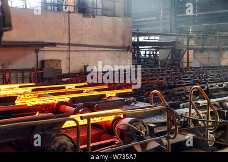 Hot billet bloom Stranggießen, auch als Strang Casting. Stockfoto