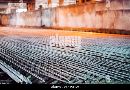 Metallurgischen Industrie. Walzwerk das Ventil nach dem Walzen gekühlt wird. Stockfoto