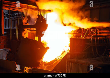 Das Schmelzen des Metalls in der Gießerei, Metallurgische Industrie. Stockfoto