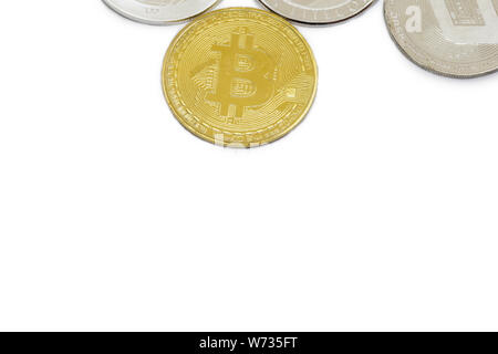 Satz von cryptocurrencies mit einem goldenen Bitcoin auf der Vorderseite als Marktführer. Bitcoin als wichtigste cryptocurrency Konzept. auf weißem isoliert Stockfoto